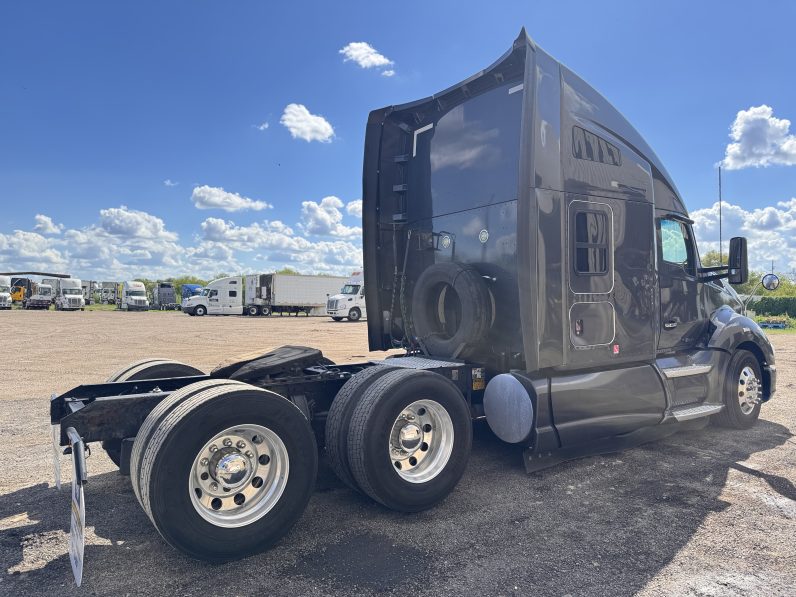 
								Used 2017 Kenworth T680 Sleeper in Laredo Texas full									