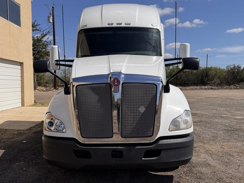 
								Used 2017 Kenworth T680 Sleeper in Laredo Texas full									