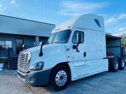 Used 2019 Freightliner Cascadia Sleeper in Houston Texas