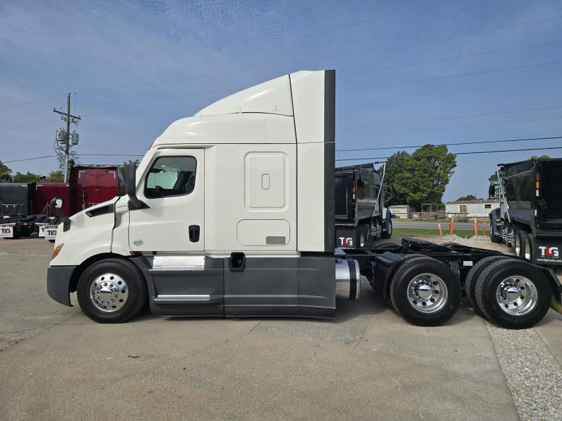 
								Used 2021 Freightliner CASCADIA 116 Sleeper in Lowell Arkansas full									