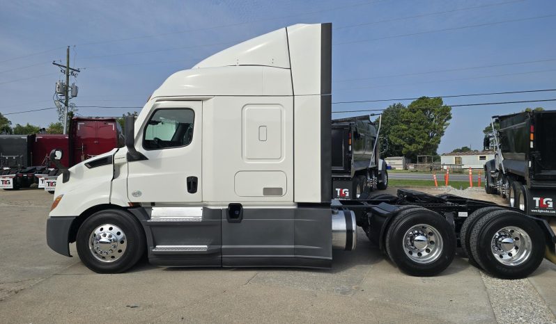 
								Used 2021 Freightliner CASCADIA 116 Sleeper in Lowell Arkansas full									