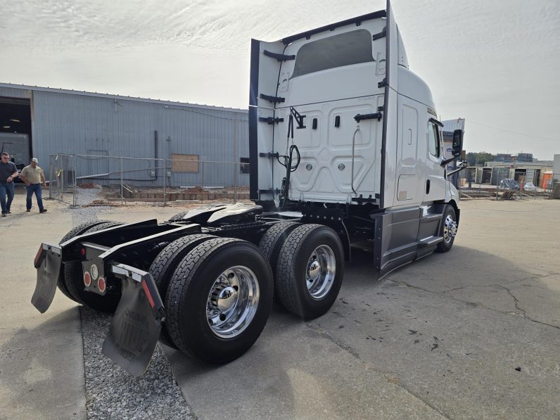 
								Used 2021 Freightliner CASCADIA 116 Sleeper in Lowell Arkansas full									