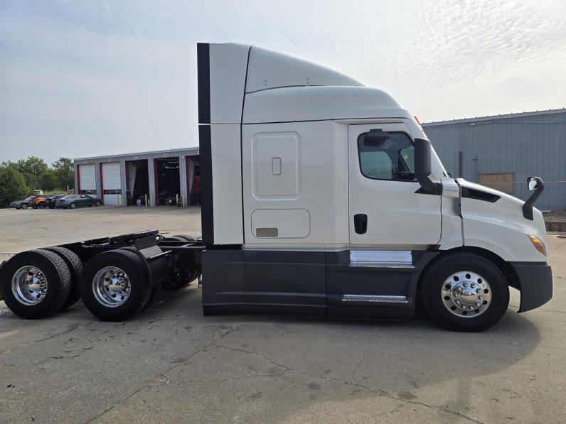 
								Used 2021 Freightliner CASCADIA 116 Sleeper in Lowell Arkansas full									