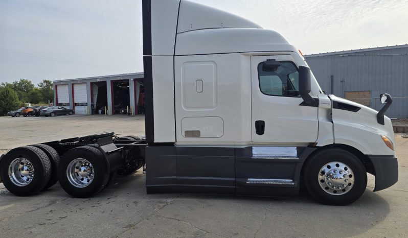 
								Used 2021 Freightliner CASCADIA 116 Sleeper in Lowell Arkansas full									