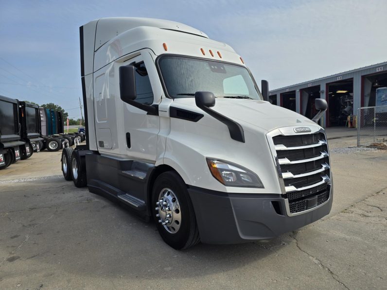 
								Used 2021 Freightliner CASCADIA 116 Sleeper in Lowell Arkansas full									