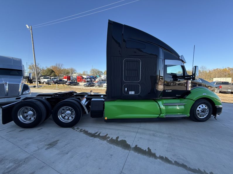 
								Used 2022 Kenworth T680 Sleeper in Lowell Arkansas full									