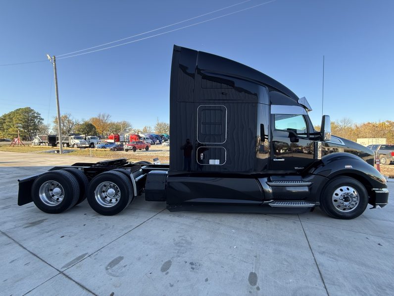 
								Used 2022 Kenworth T680 Sleeper in Lowell Arkansas full									