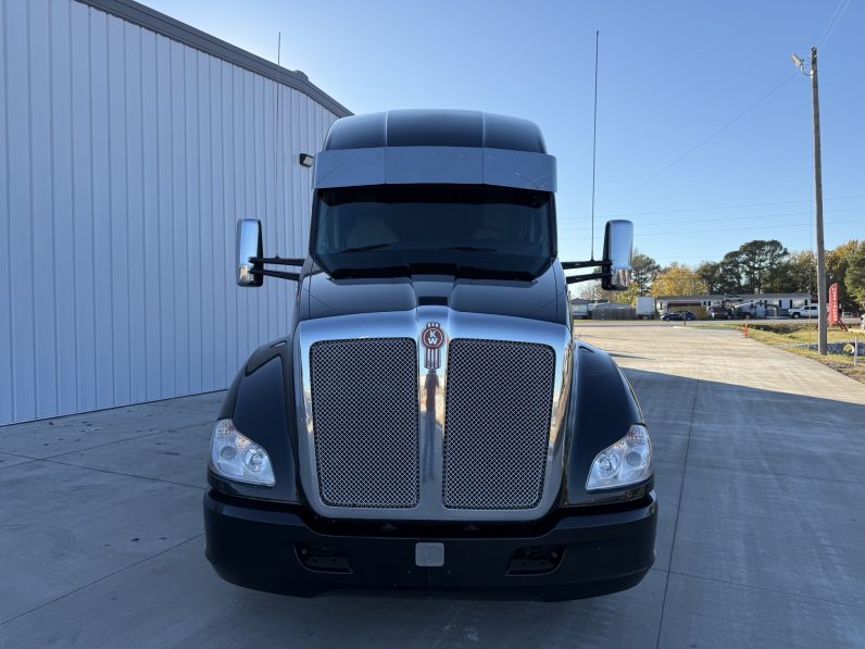 
								Used 2022 Kenworth T680 Sleeper in Lowell Arkansas full									