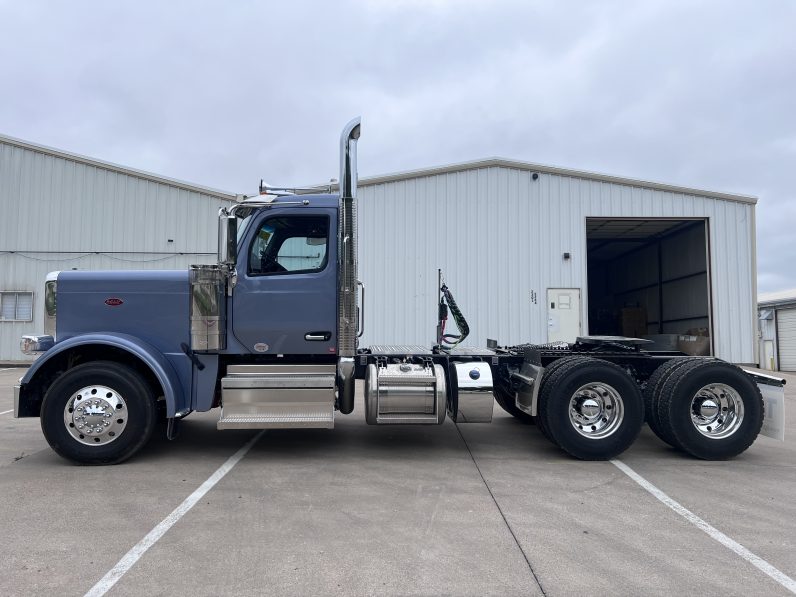 
								New 2025 Peterbilt 589 Day Cab in O’Fallon Missouri full									