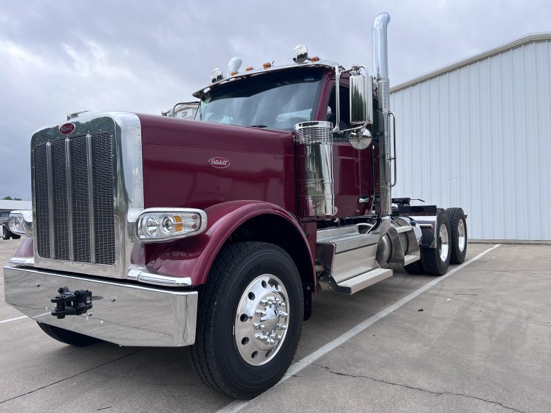 
								New 2025 Peterbilt 589 Day Cab in Lowell Arkansas full									