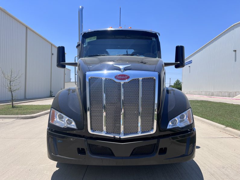 
								New 2025 Peterbilt 579 Day Cab in Cincinnati Ohio full									