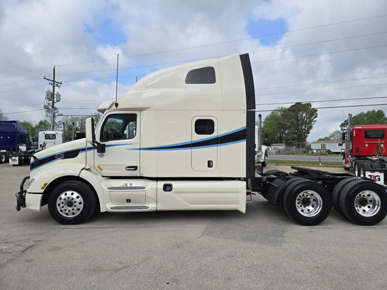 
								Used 2021 Peterbilt 579 Sleeper in Lowell Arkansas full									