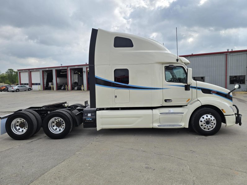 
								Used 2021 Peterbilt 579 Sleeper in Lowell Arkansas full									