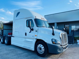 Used 2019 Freightliner Cascadia Sleeper in Houston Texas