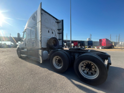 Used 2019 Freightliner Cascadia Sleeper in Laredo Texas