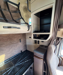 Used 2015 Volvo VNL 670 Sleeper in Miami Florida