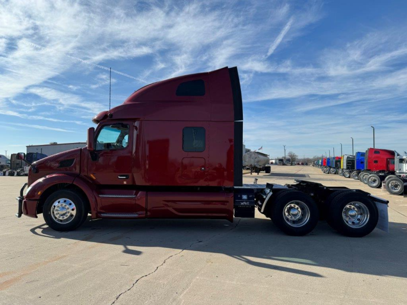 
								Used 2020 Peterbilt 579 Sleeper in Evansville Indiana full									