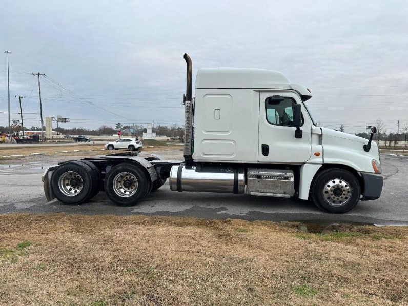 
								Used 2018 Freightliner Cascadia Sleeper in Porter Texas full									