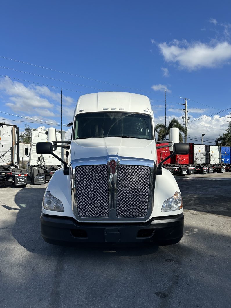 
								Used 2021 Kenworth T680 Sleeper in MEDLEY Florida full									