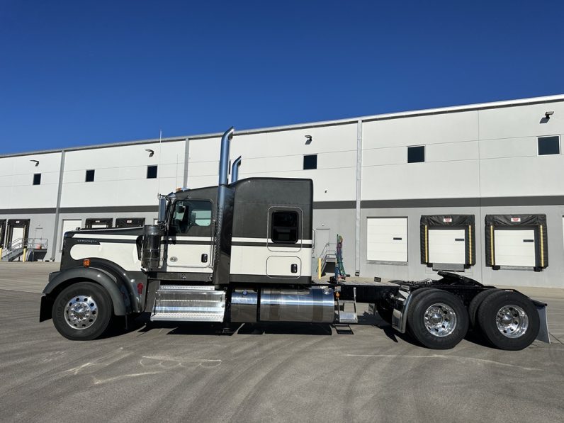 
								New 2025 Kenworth W900L Sleeper in Kansas City Missouri full									