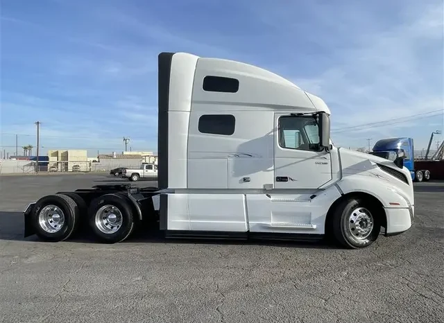 
								Used 2021 Volvo VNL760 Sleeper in Phoenix Arizona full									