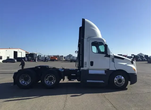 
								Used 2020 Freightliner Cascadia Day Cab in French Camp California full									