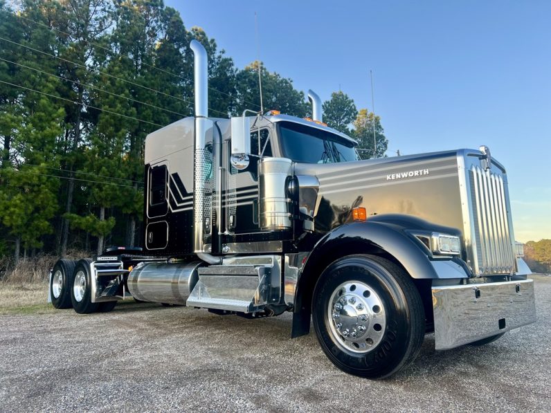 
								New 2025 Kenworth W900L Sleeper in Longview Texas full									