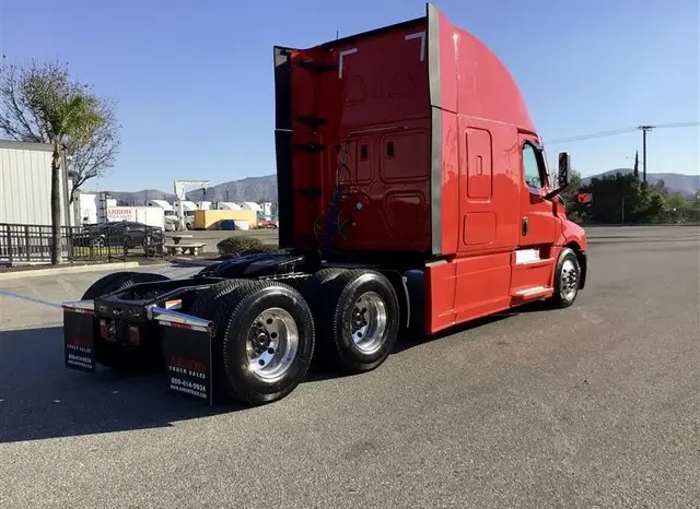 
								Used 2022 Freightliner Cascadia Sleeper in Fontana California full									