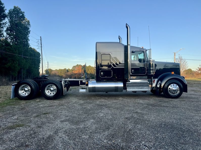 
								New 2025 Kenworth W900L Sleeper in Longview Texas full									