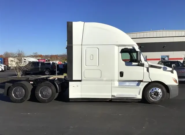 
								Used 2022 Freightliner Cascadia Sleeper in Cincinnati Ohio full									