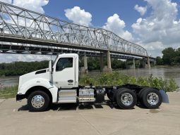 New 2025 Kenworth T880 Day Cab in Kansas City Missouri