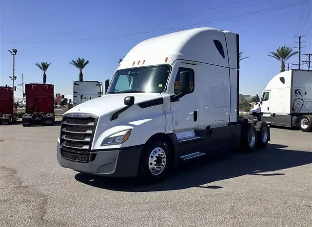 
								Used 2021 Freightliner Cascadia Sleeper in Fontana California full									