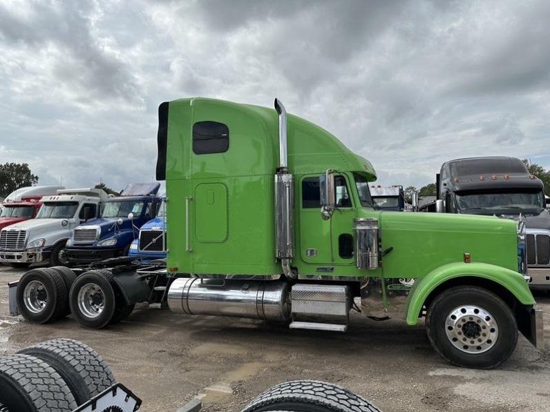 
								Used 2005 Freightliner FLD132 XL CLASSIC Sleeper in Porter Texas full									