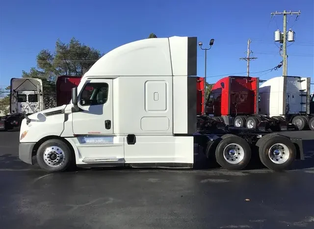 
								Used 2022 Freightliner Cascadia Sleeper in Cincinnati Ohio full									