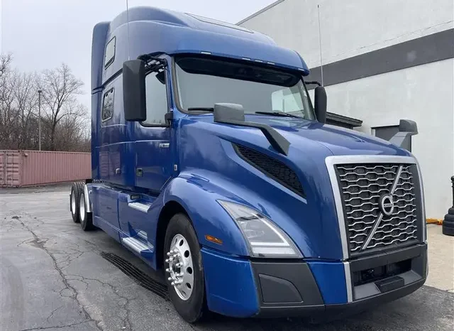 
								Used 2022 Volvo VNL860 Sleeper in Bolingbrook Illinois full									