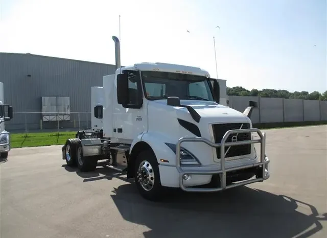 
								Used 2022 Volvo VNR 300 Day Cab in Fresno California full									