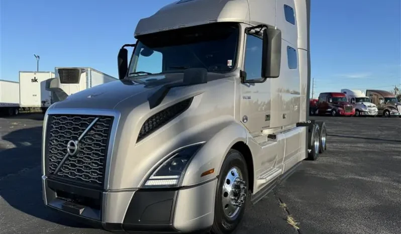 
								Used 2021 Volvo VNL64T760 Sleeper in Troy Illinois full									