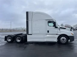 Used 2022 Freightliner Cascadia Sleeper in Bolingbrook Illinois