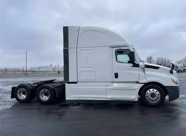 
								Used 2022 Freightliner Cascadia Sleeper in Bolingbrook Illinois full									