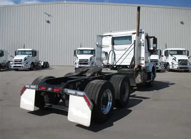 
								Used 2022 Volvo VNR 300 Day Cab in Fresno California full									