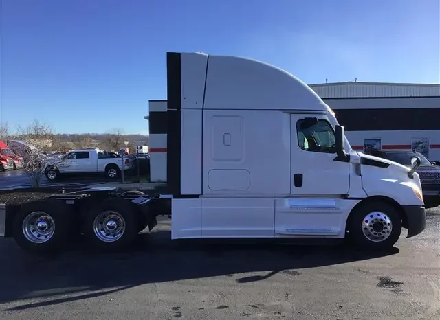 
								Used 2022 Freightliner Cascadia Sleeper in Cincinnati Ohio full									