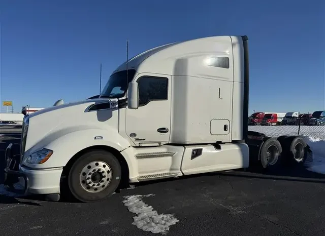 
								Used 2021 Kenworth T680 Sleeper in Troy Illinois full									