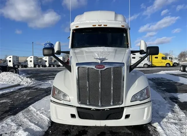 
								Used 2023 Peterbilt 579 Sleeper in Bolingbrook Illinois full									