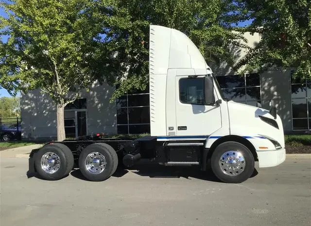 
								Used 2020 Volvo VNR 300 Day Cab in Kansas City Missouri full									