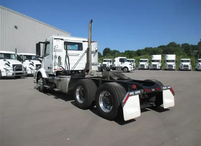 
								Used 2022 Volvo VNR 300 Day Cab in Fresno California full									