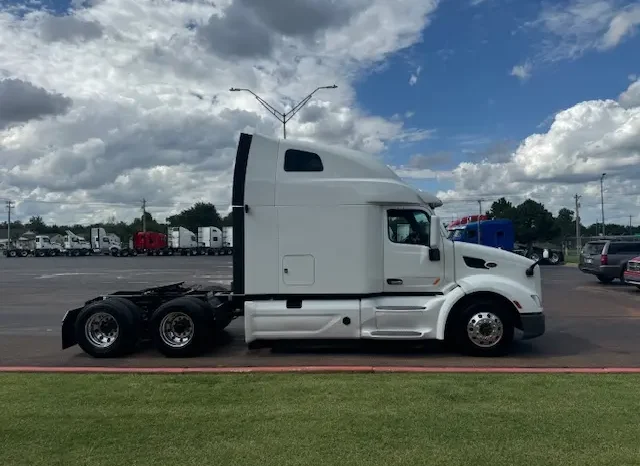 
								Used 2021 Peterbilt 579 Sleeper in Kansas City Missouri full									