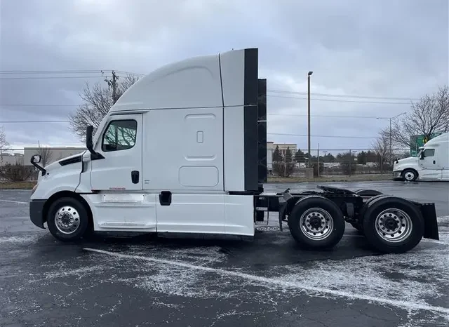 
								Used 2022 Freightliner Cascadia Sleeper in Bolingbrook Illinois full									