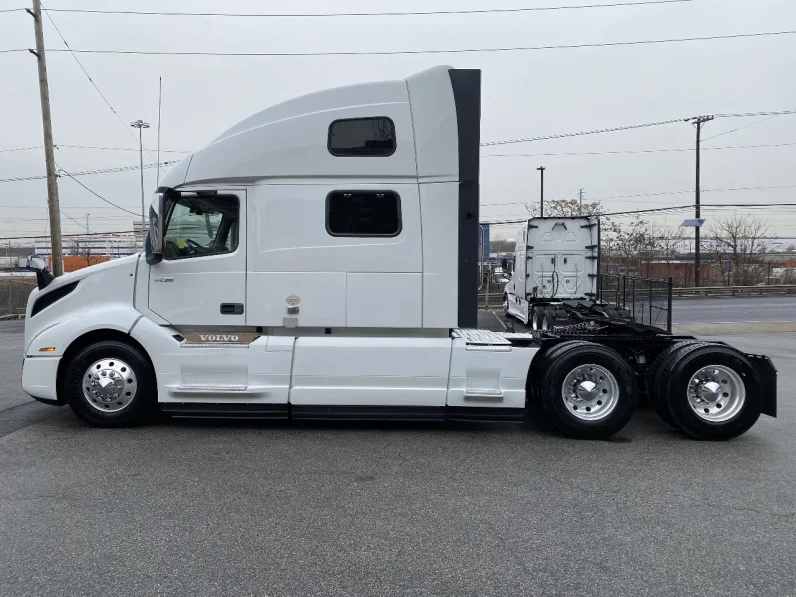 
								Used 2023 Volvo VNL64T860 Sleeper in North Bergen New Jersey full									