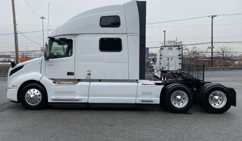 
								Used 2023 Volvo VNL64T860 Sleeper in North Bergen New Jersey full									