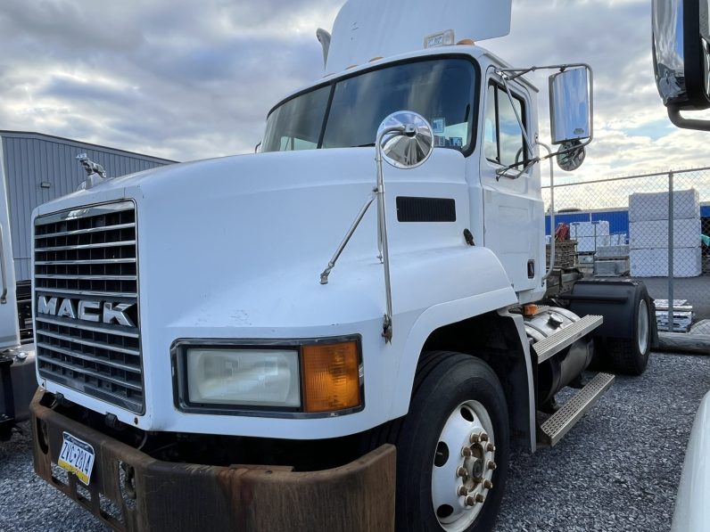 
								Used 2001 Mack 600 Day Cab in Lebanon Pensilvania full									